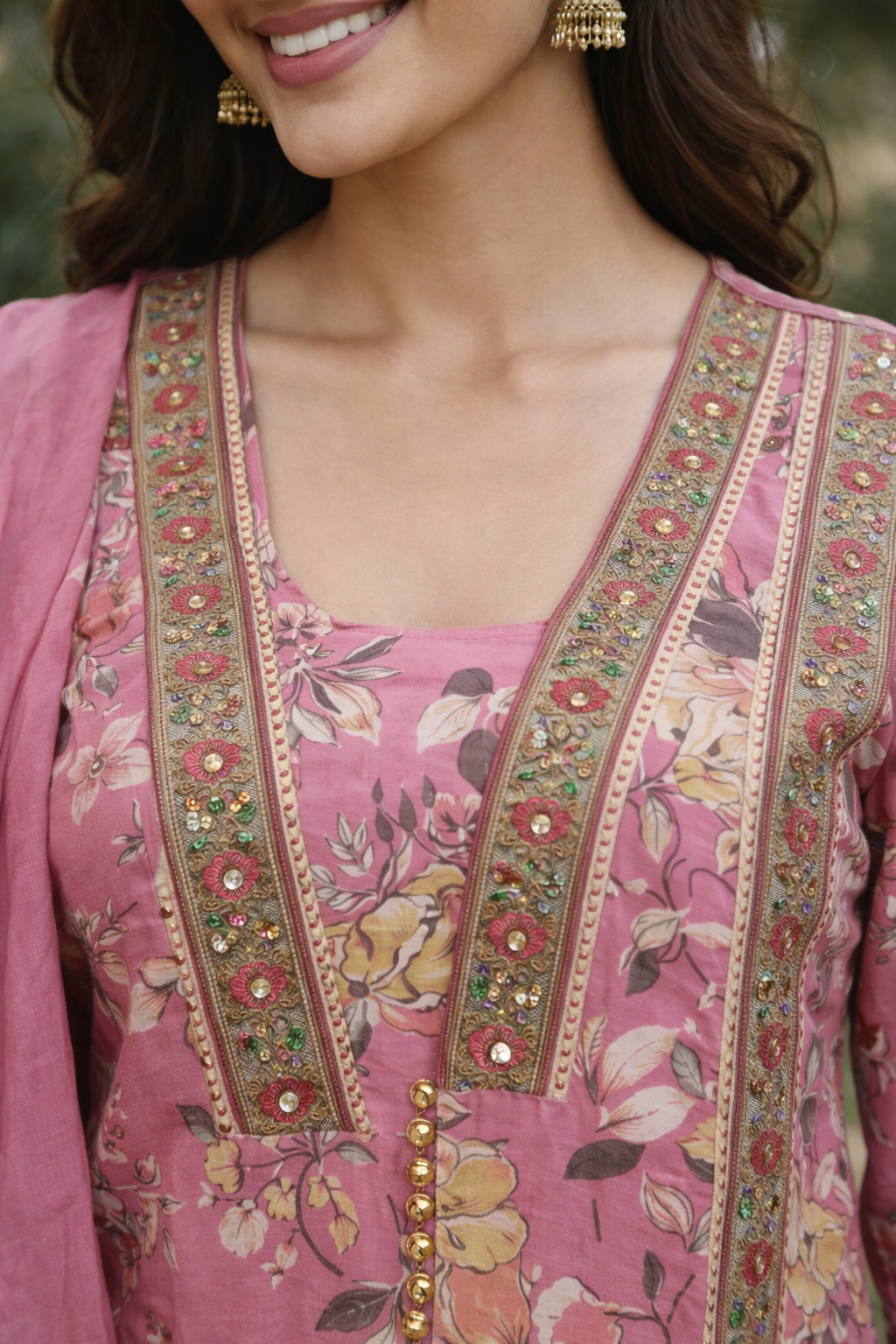 Graceful Floral Pink Kurta Set with Embroidered Detailing - Image 2