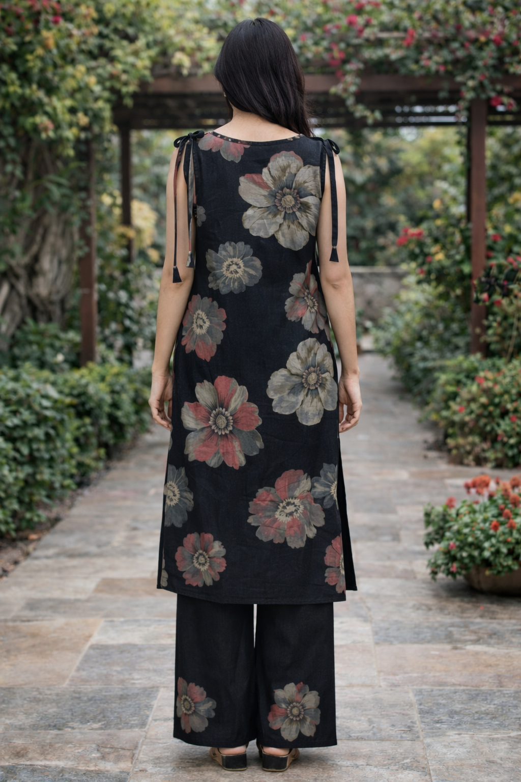 Sophisticated Floral Printed Kurta Set in Deep Charcoal - Image 2